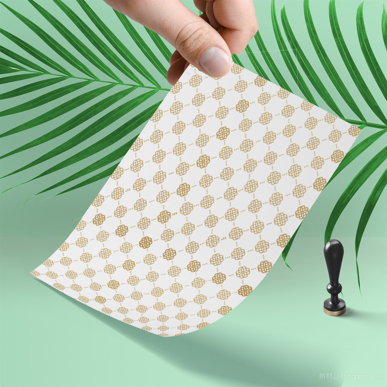 手拿宣传单贴图样机